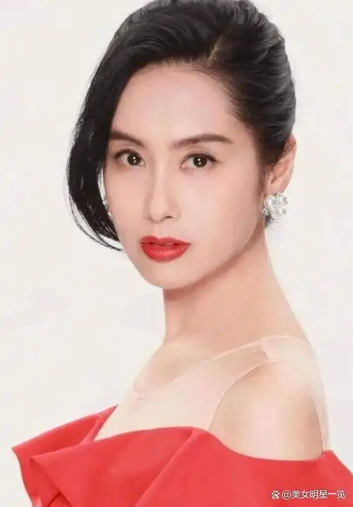 朱茵,我国影坛的一位璀璨明珠,以其修长身材,优雅气质和精湛演技备受