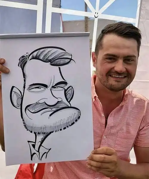 用漫画的方式给人物画肖像,虽然看似不够写实,但抓住了主要特点