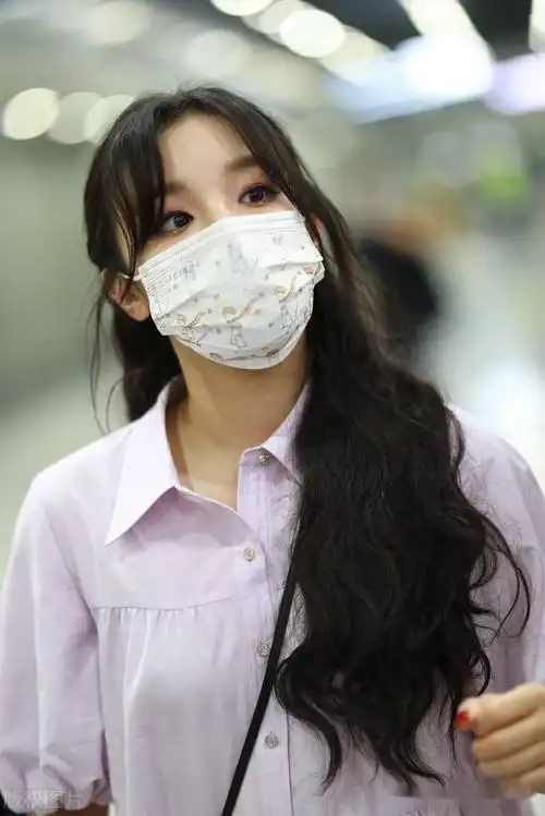 2021年7月22日,成都,宋雨琦机场街拍.