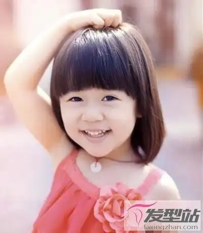 小女孩短直发很适合小女孩的短直发发型,头发打理出丝丝分明的时尚感