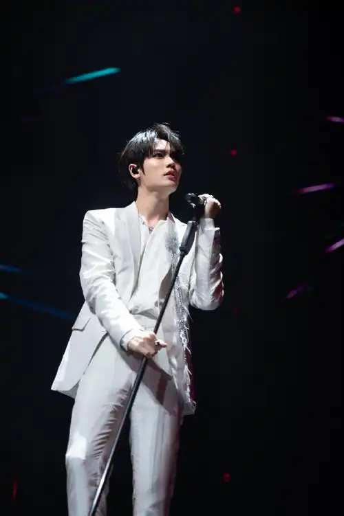 林彦俊舞台剧照放送ing白西装少年手持话筒在舞台上唱响热爱!