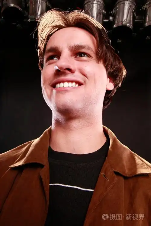 黑发男孩摆姿势