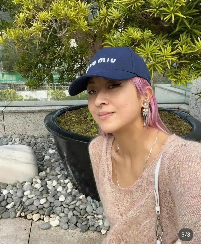 陈奕迅妻子徐濠萦晒近照 染粉发摩登前卫|陈奕迅|徐濠萦_新浪新闻