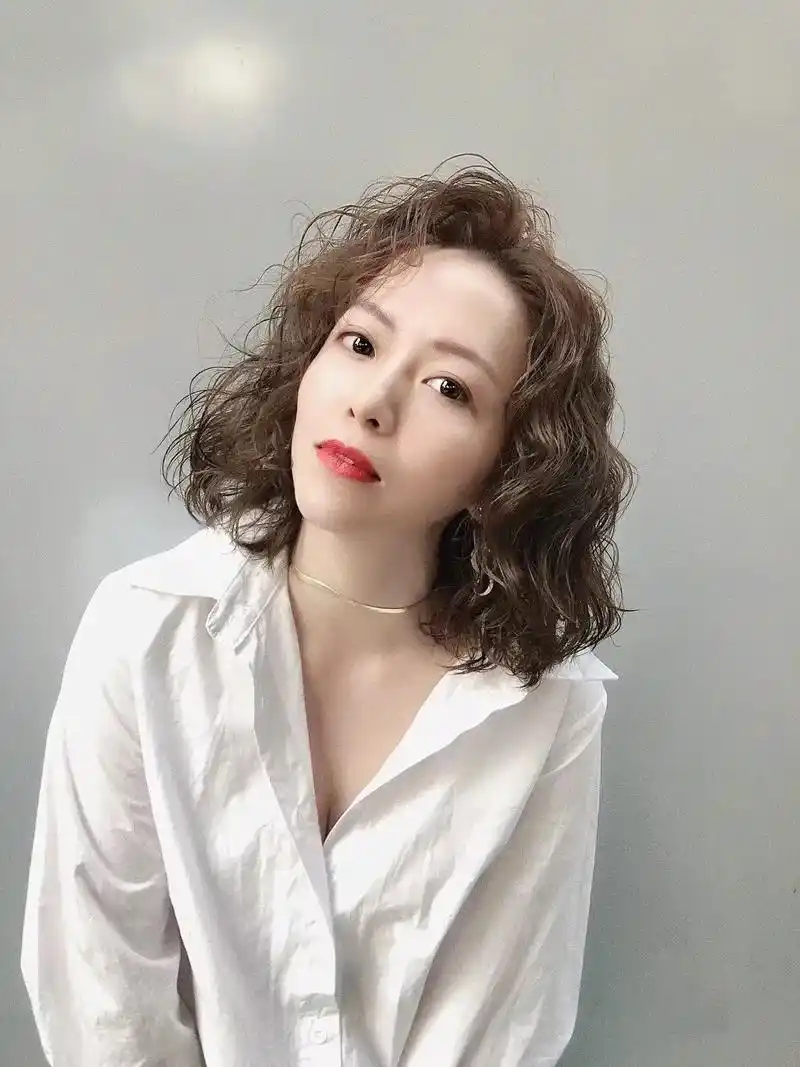 发型 #烫发 法式蛋卷短发,自然蓬松的卷发可以更好的修饰脸 - 抖音