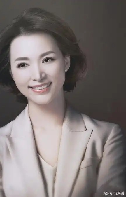 董卿说话好像得带魔力,难怪有人爱听她说话,气质这块拿捏的死死的