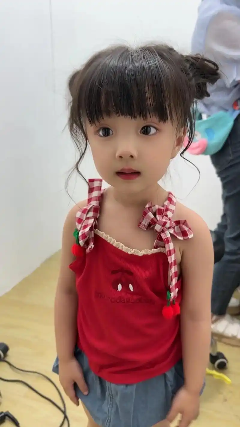 小可爱像爸爸超靓女[赞]