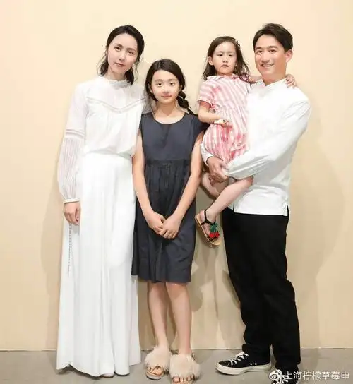 黄磊减肥后却仍被暴击,外套被何炅穿成袍子,小腿被裤子勒出痕