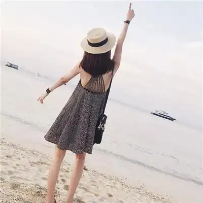 个性时尚戴帽子女生背影头像 我喜欢在雨中漫步