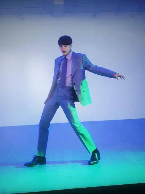 kai身穿帅气西装出镜授课,这程度同学们还能集中学舞蹈吗?