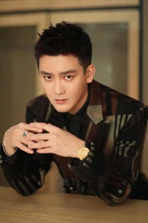 2014年,出演个人首部电视剧《老700_1050竖版 竖屏