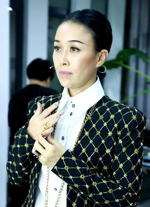 北京时间11月7号上午,中国著名女歌手那英传来最新消息!