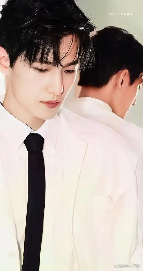 杨洋华伦天奴台前高冷,后台和富婆谈笑风生,身高被曝不止180cm