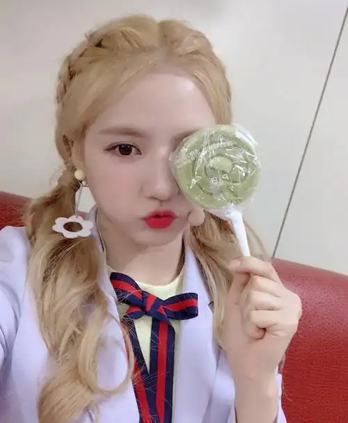 我们对刘些宁的美貌一无所知,早年是金发萌妹,双马尾照圈粉无数