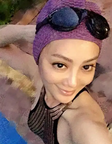 44岁宁静穿泳装素颜自拍 优雅pose性感撩人(图)