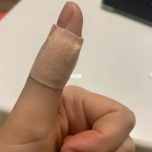 我就不行了每次手上划破都要第一时间贴上创可贴好像贴上就不疼了 不