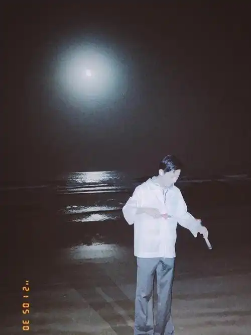 肖战更新绿洲分享海边泡泡照 明媚笑容甜到每个人心里去