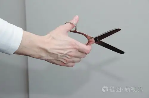 拿剪刀的手