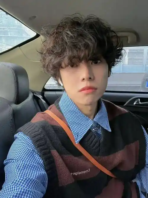 混血小哥哥的常用style往期回顾短烫羊毛卷,冬日复古