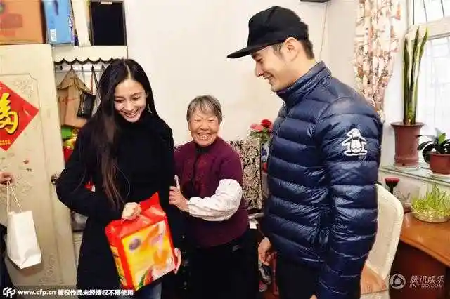 "夫唱妇随" 黄晓明探访空巢老人baby素颜跟随亲自煮饺子