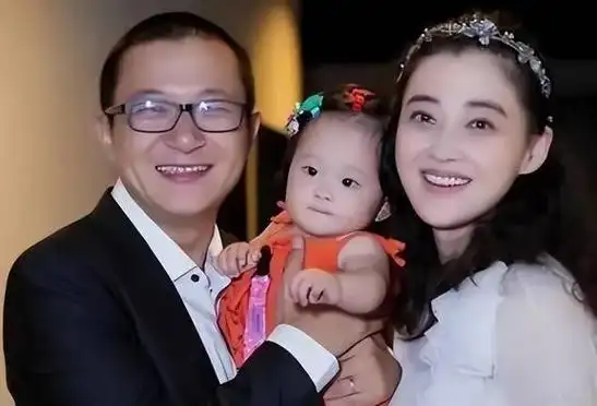 梅婷:婚后6年,拿400万养不熟一位"白眼狼",二婚嫁大11岁曾剑