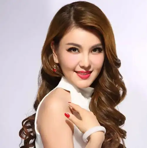 蒙古族歌唱家乌兰图雅深情朗诵为你摇成落花作者阿紫