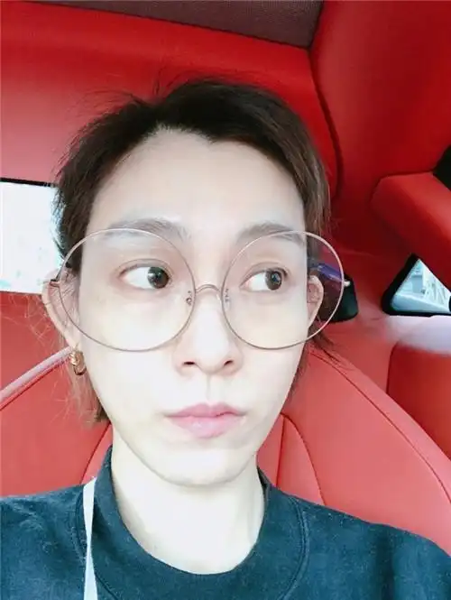 范玮琪素颜自拍,网友却被她的烤瓷牙惊呆了