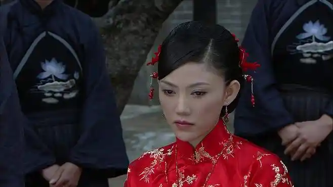 围屋里的桃花:绿蚕要嫁人,穿上嫁衣后太,根本不像个寡妇!