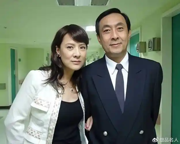 她的两任丈夫都是演员,丧偶后