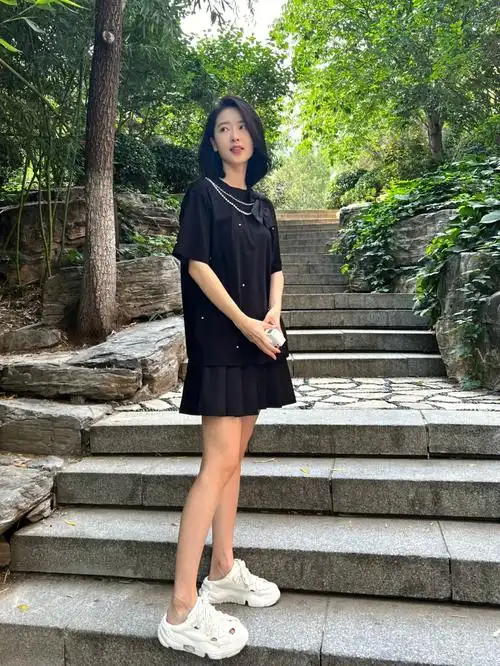 演员何雨虹70秋水伊人chiushui时髦简约