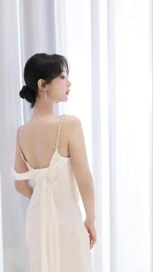 杨紫白色露背裙##徐老师镜头下的杨紫