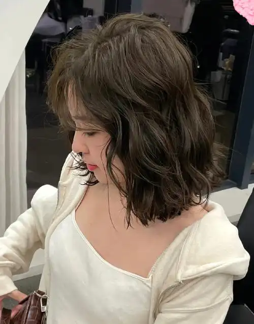 圆脸女生秋冬法式慵懒随意烫发