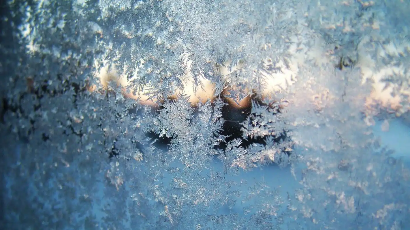 首页 桌面壁纸 高清壁纸 精选晶莹剔透的雪花图片高清电脑壁纸上一张