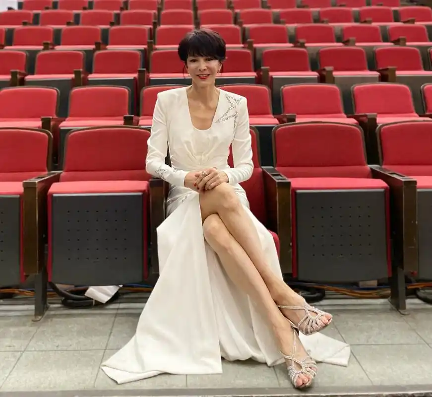 62岁郑裕玲美得天然换发型穿长裙高贵优雅终于知道颜霸什么样