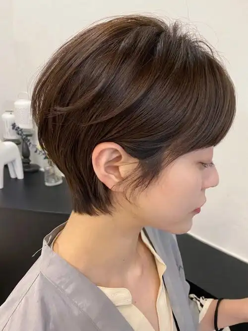 这款发型适合各类型的女生 冷咖色给人一种高级质感 局部搭配高明度