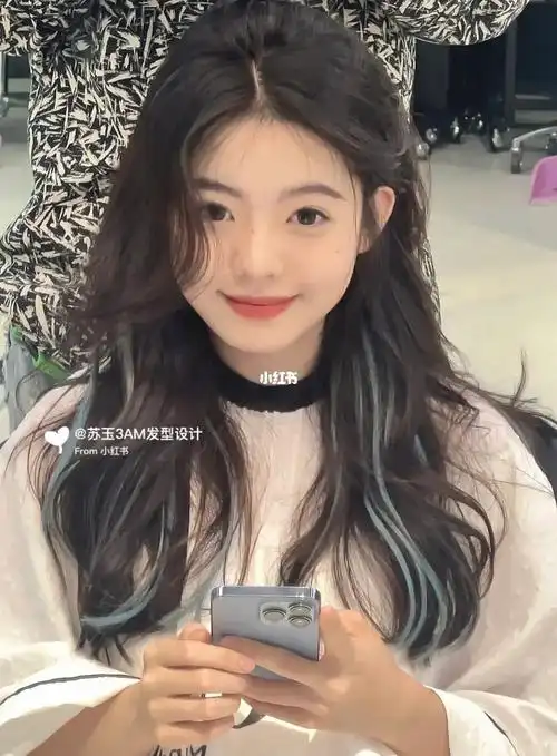 雾霾蓝挑染可盐可甜的发色推荐上海染头发