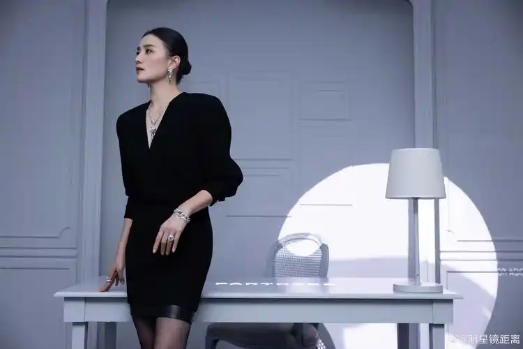 宋佳卡地亚活动现场黑丝高跟