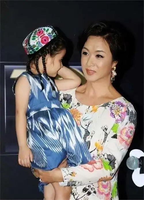 悉心呵护养子!金星20年前领养的三个孩子,现如今这么样了