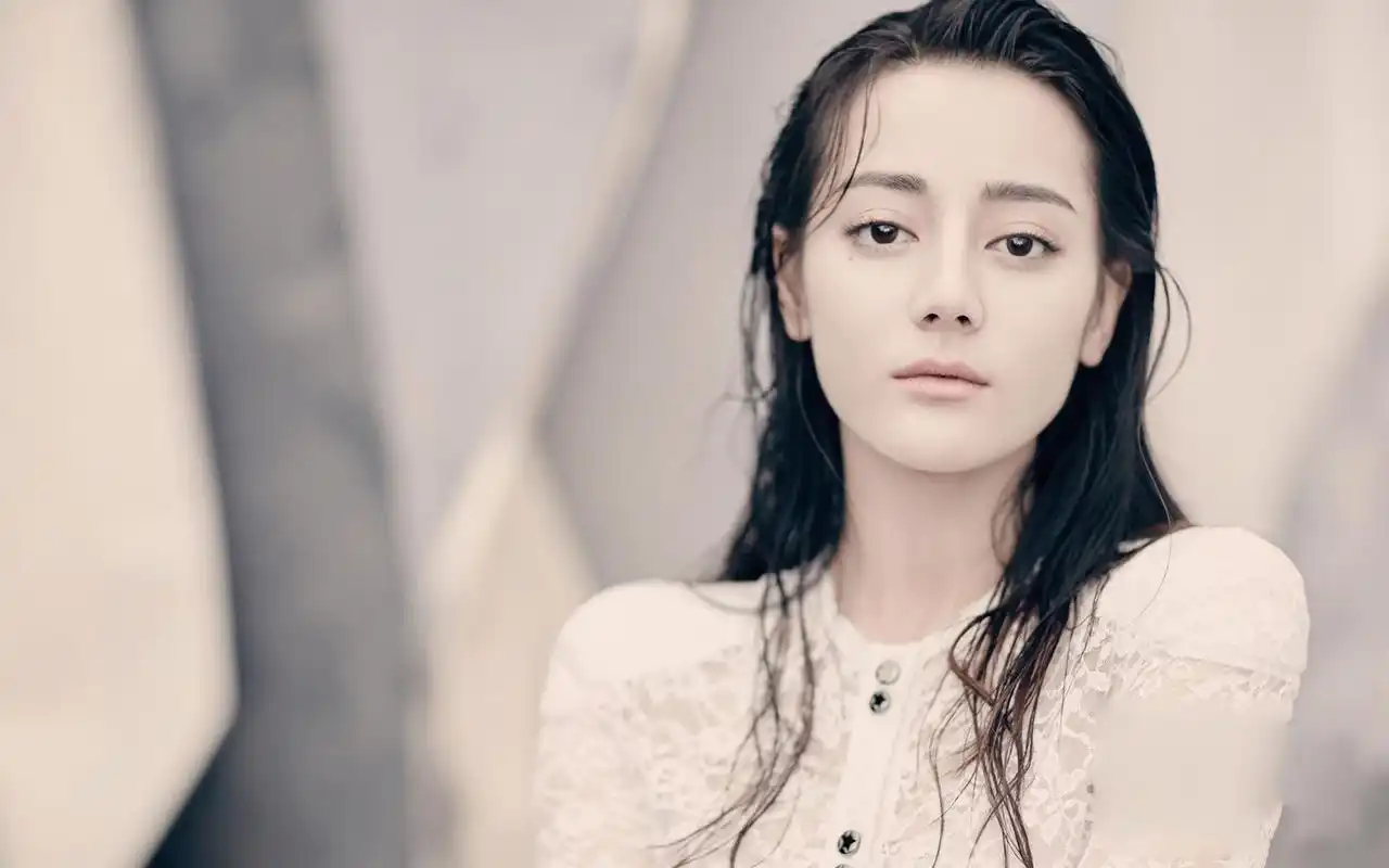 迪丽热巴优雅超美杂志写真图片桌面壁纸