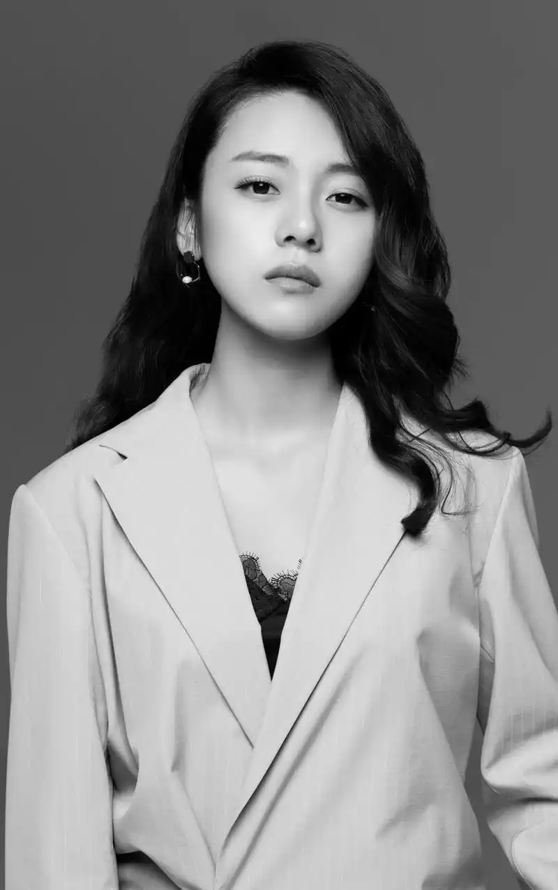 组图:王子彤最新写真公开 端庄优雅显魅力