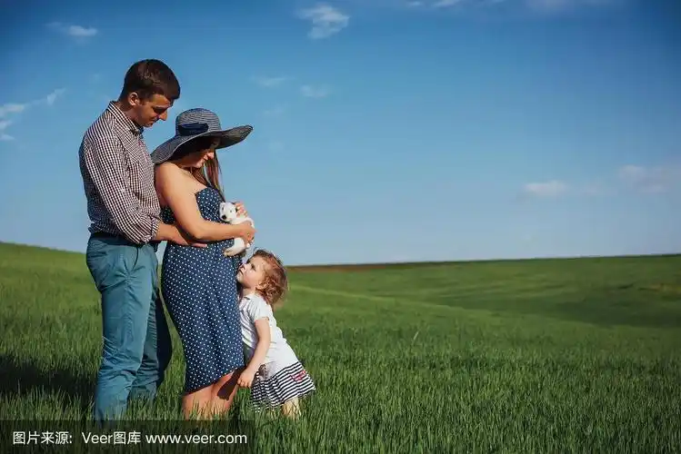 幸福的三口之家在大街上拥抱