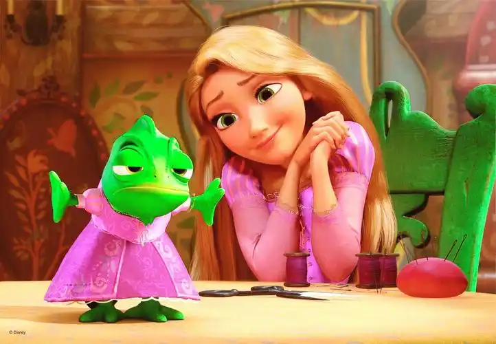 唯一与她做伴的是一只名叫帕斯卡的变色龙,她的金色长发拥有着强大