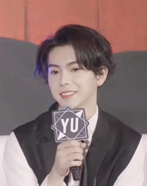杨宇腾:yu笑起来真好看啊