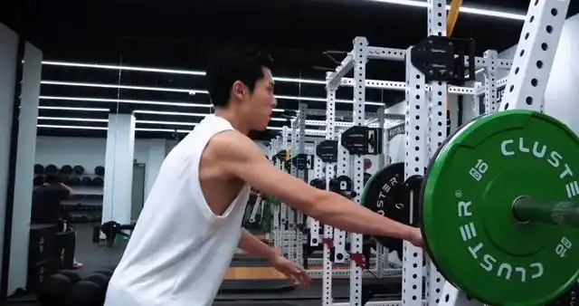 王鹤棣晒国庆健身训练