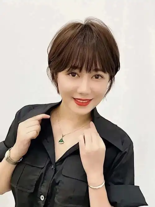 超短发,看起来普普通通但是非常显年轻显脸小,适合鹅蛋小脸小圆脸的