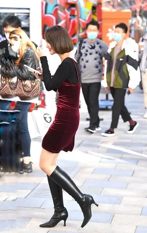 街拍:穿出酷飒风的真皮高筒靴美女