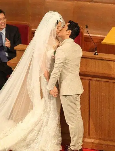 王祖蓝baby八年前吻戏曝光!baby吸睛,网友:整容的是他