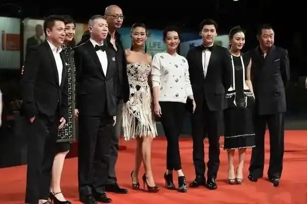 许晴真是没见老穿的毛衣看着普通同框李易峰却看不出年龄差