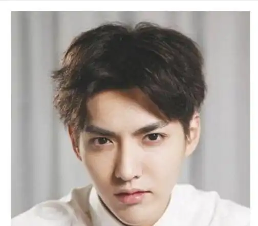 男生四六分烫发发型图片及扎法教程