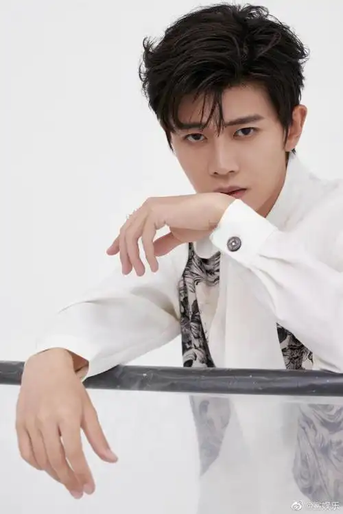 我们任嘉伦真的是帅气依旧的啊~!