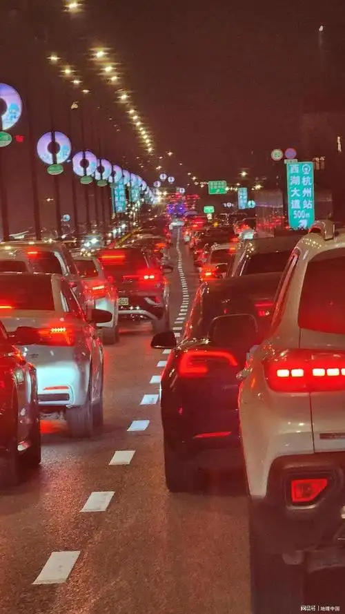 镜头直击夜色下的杭州晚高峰中河路高架桥(图)